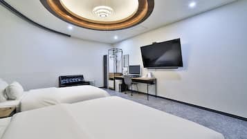 Habitación familiar con 2 camas individuales | Ropa de cama de alta calidad y escritorio