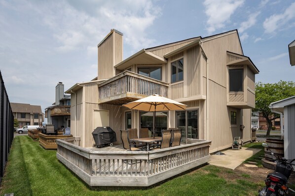 Outdoor dining - End Unit 3 Bedroom Townhouse, Great 32nd St Location (Ocean City)