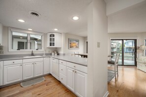 Interior - End Unit 3 Bedroom Townhouse, Great 32nd St Location (Ocean City)