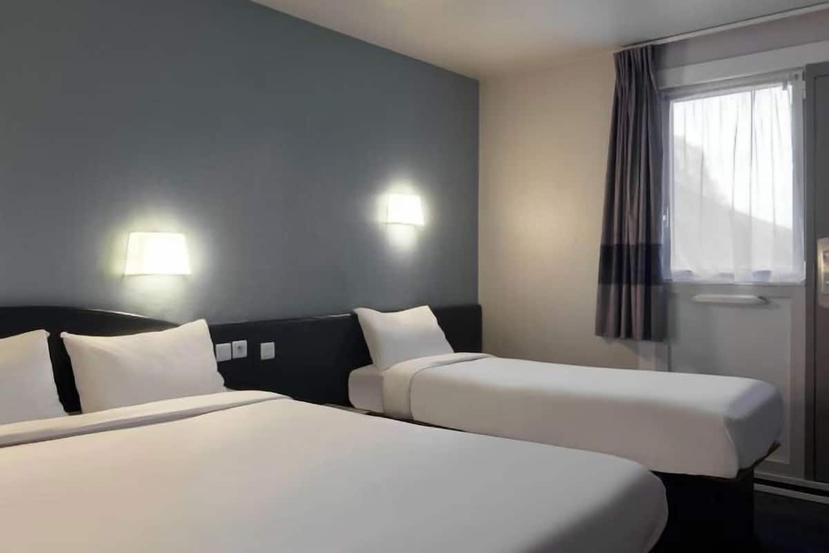 Desk, soundproofing, free WiFi, bed sheets