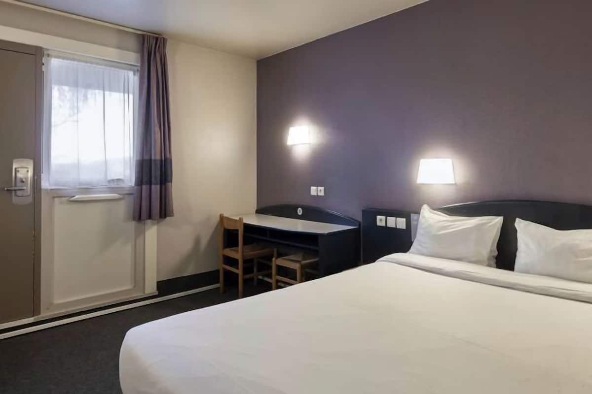 Desk, soundproofing, free WiFi, bed sheets