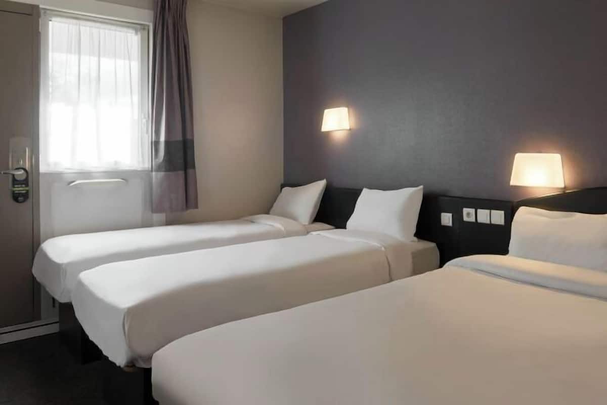 Desk, soundproofing, free WiFi, bed sheets