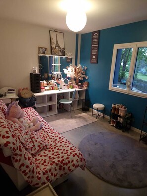 4 bedrooms, iron/ironing board, free WiFi, bed sheets