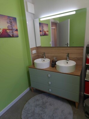 Douche, séchoir à cheveux, serviettes fournies, papier de toilette