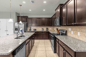 Kjøleskap, kokeplater, oppvaskmaskin og kaffetrakter/tekoker