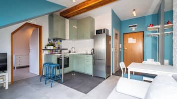 Apartament | Cuina bàsica privada | Frigorífic, placa de cuina i bullidora elèctrica