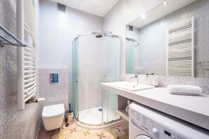Apartment | Bathroom | Shower, hair dryer, towels, soap