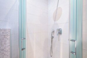 Apartment | Bathroom | Shower, hair dryer, towels, soap
