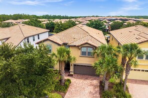 Exterior - Family-Friendly Villa: 9BR, Pool & Close to Disney (Kissimmee)