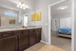 9 Schlafzimmer, Bügeleisen/Bügelbrett, Reisekinderbett, WLAN