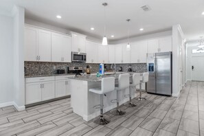 冷蔵庫、コンロ、コーヒー / ティーメーカー、調理器具と食器