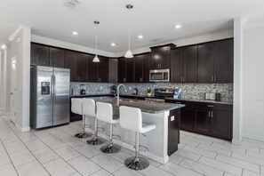 Kylskåp, mikrovågsugn, ugn och spishäll