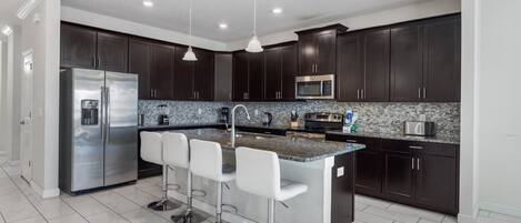 Frigorífico, microondas, horno y placa de cocina