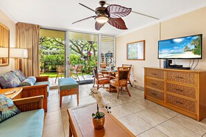 TV - Relax with lush lanai views and poolside access (Lahaina)