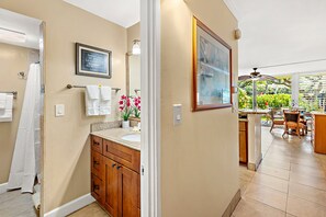 Shower, hair dryer, towels - Relax with lush lanai views and poolside access (Lahaina)