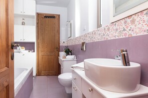 Doccia, asciugacapelli, asciugamani, sapone