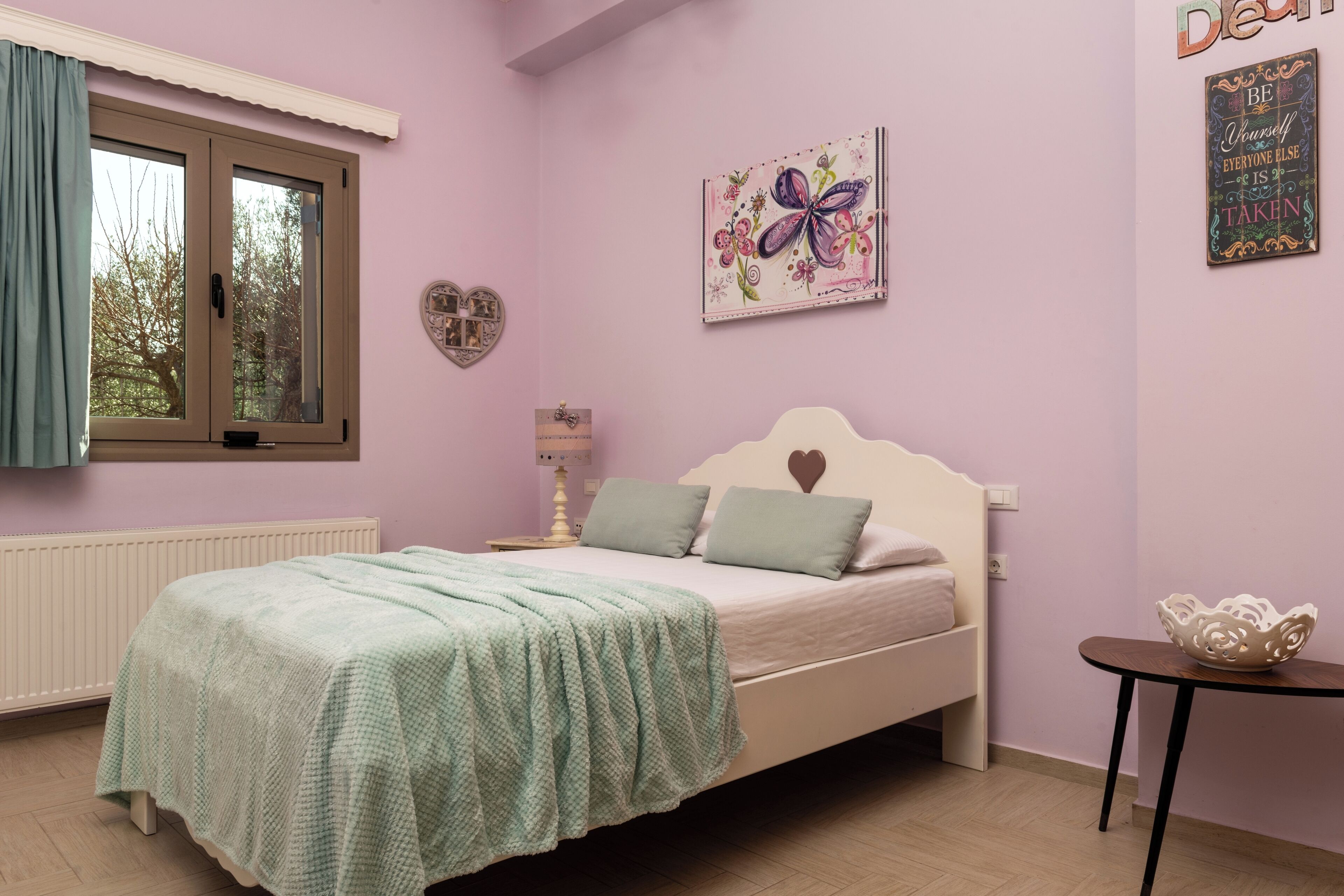 4 chambres, coffres-forts dans les chambres, fer et planche à repasser