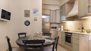 Kühlschrank, Mikrowelle, Ofen, Herdplatte