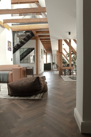 Condo exclusivo, 2 quartos | Área de estar | Smart TV 60 polegadas com canais digitais