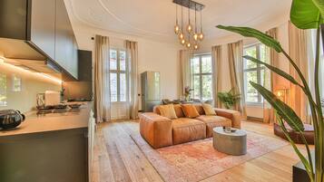 Apartamento estándar, 1 cama de matrimonio grande, no fumadores, Se admiten mascotas | Zona de estar | Smart TV de 60 pulgadas con canales digitales