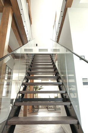 Condo exclusivo, 2 quartos | Individualmente mobiliados, quartos à prova de som