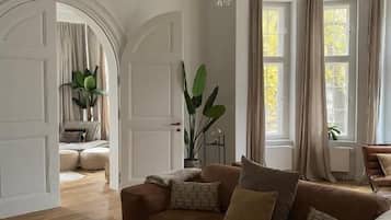 Apartamento de diseño | Zona de estar | Smart TV de 60 pulgadas con canales digitales