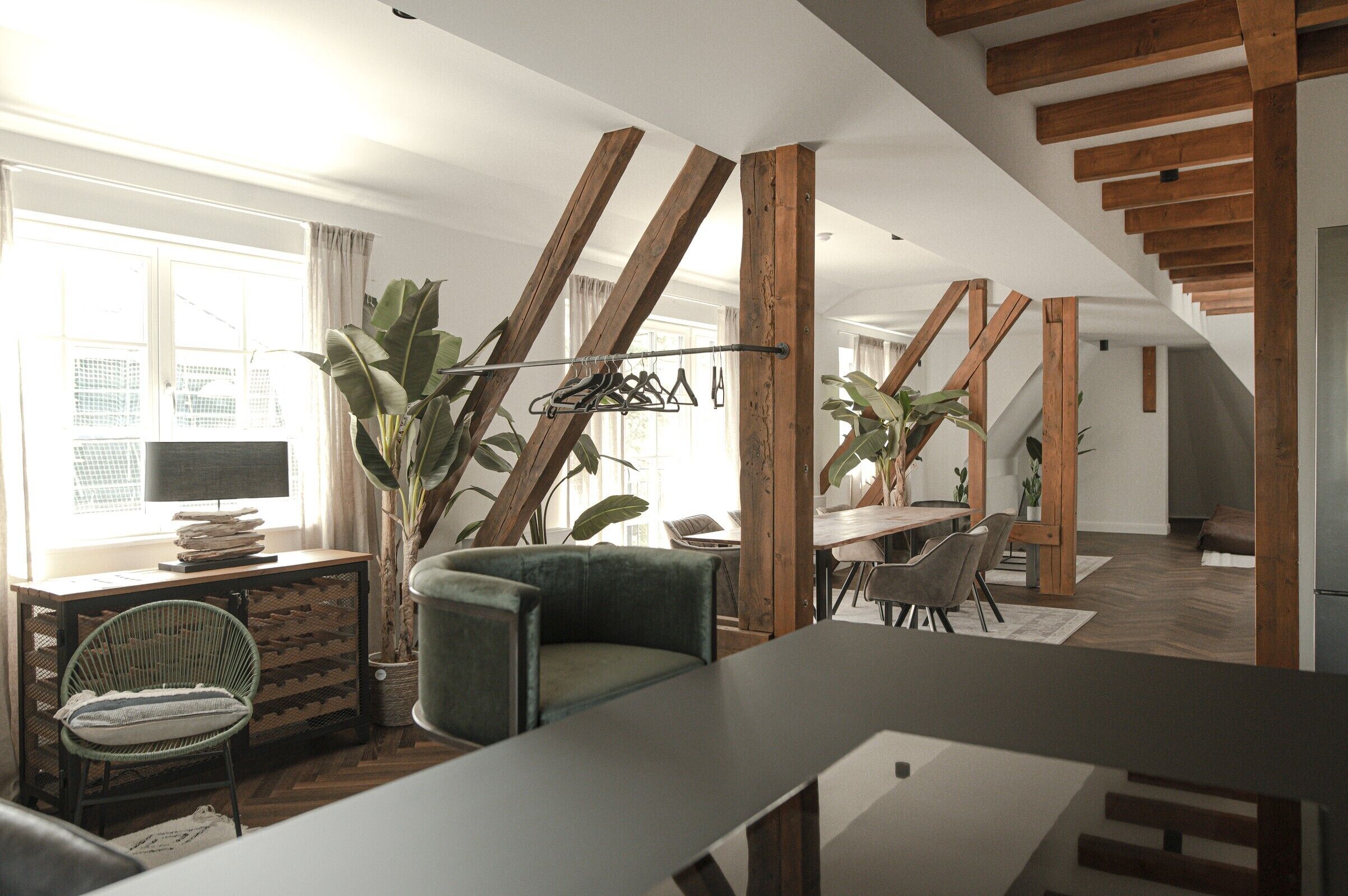 Apartamento exclusivo, 2 habitaciones | Zona de estar | Smart TV de 60 pulgadas con canales digitales