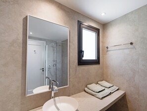 Dusche, Haartrockner, Handtücher