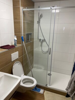 Douche, savon, papier toilette