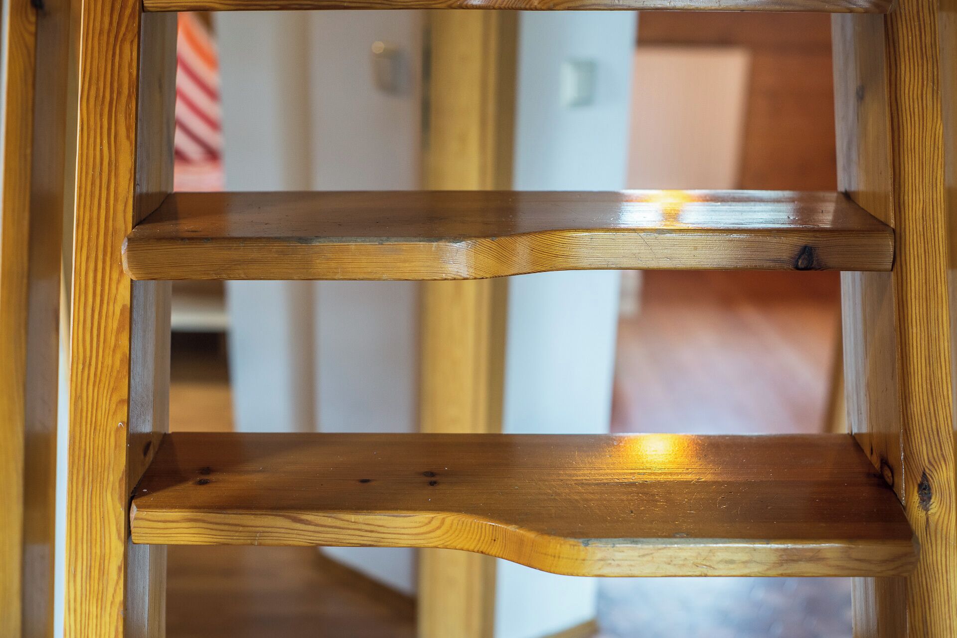 A wooden chair with a backrest and armrests.