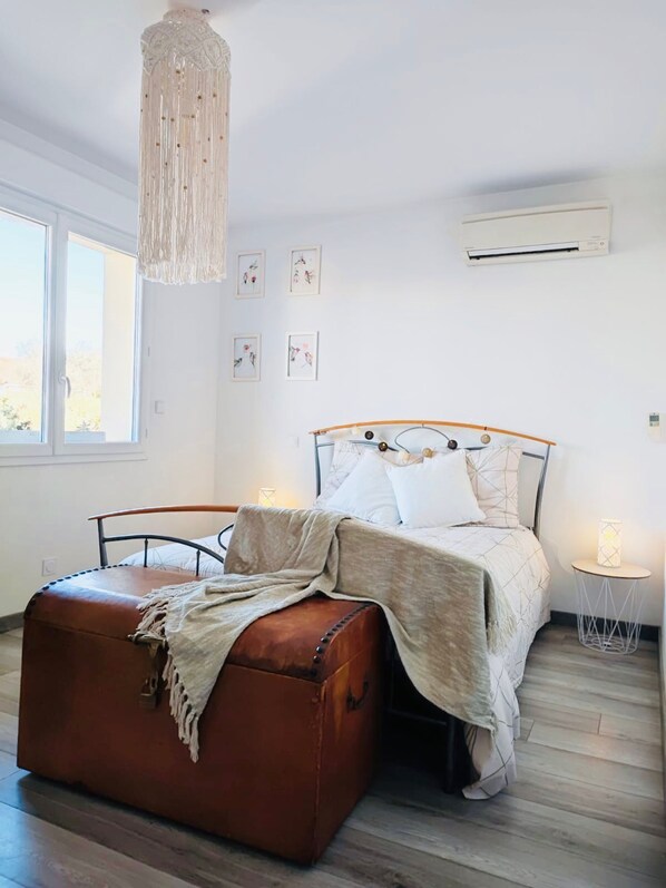 3 عدّة غرف نوم ومكواة/لوح كي وواي فاي وملاءات أسرّة