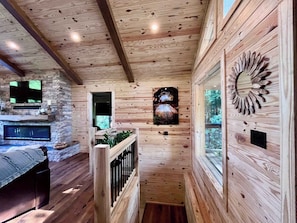 Televisie, een open haard en een dvd-speler