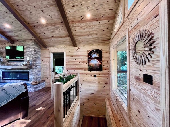 Télévision, cheminée, lecteur de DVD