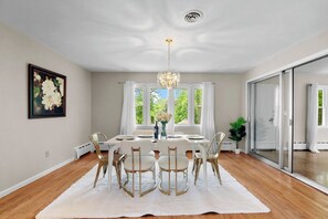 Dining - Château at Longmeadow, Luxurious Home, 5 min from MGM & Basketball Hall of Fame (Longmeadow)