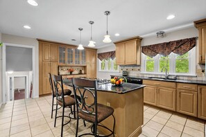 Fridge, microwave, oven, stovetop - Château at Longmeadow, Luxurious Home, 5 min from MGM & Basketball Hall of Fame (Longmeadow)
