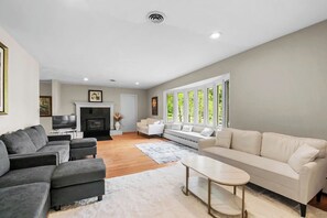 Smart TV, fireplace, books, stereo - Château at Longmeadow, Luxurious Home, 5 min from MGM & Basketball Hall of Fame (Longmeadow)