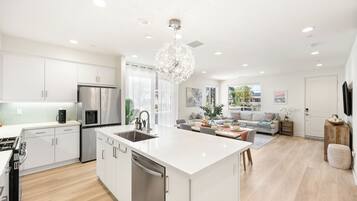 Frigorífico, microondas, horno y placa de cocina