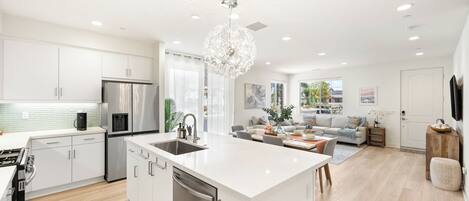 冰箱、微波炉、烤箱、炉灶