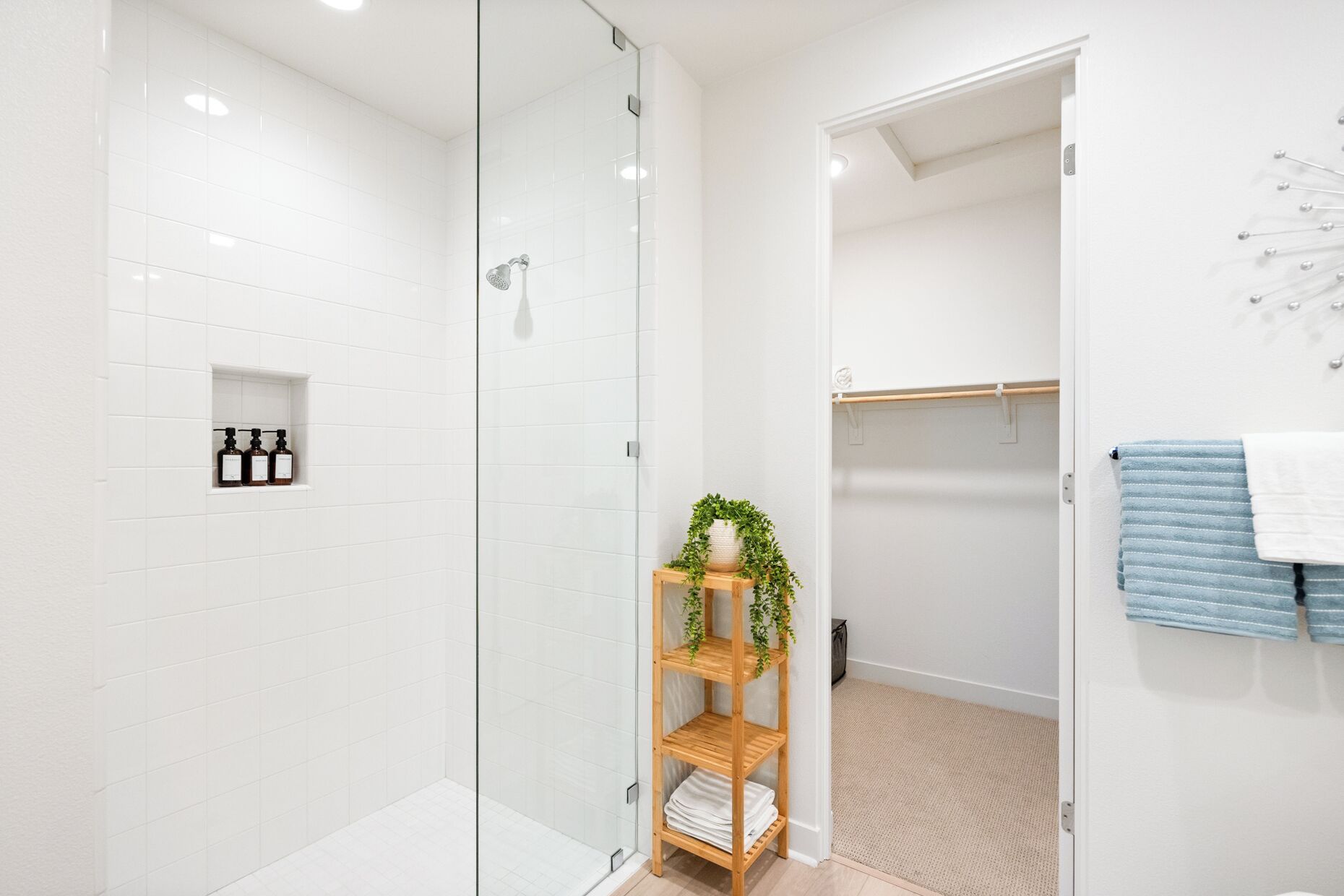 Douche, sèche-cheveux, serviettes fournies