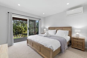 4 bedrooms, iron/ironing board, travel crib, free WiFi