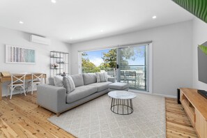 Een smart-tv en videogames