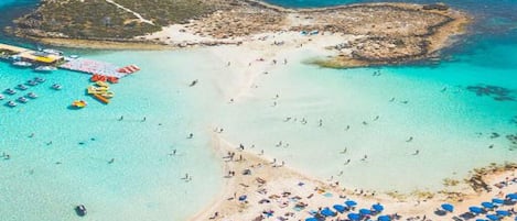 Una spiaggia nelle vicinanze