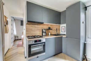 Kühlschrank, Mikrowelle, Ofen, Herdplatte