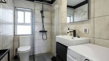 Ducha, secador de pelo, toallas, jabón