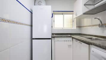 Een koelkast, een microgolfoven, een kookplaat, een vaatwasser