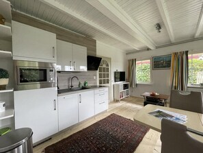 Jääkaappi, mikroaaltouuni, uuni, astianpesukone