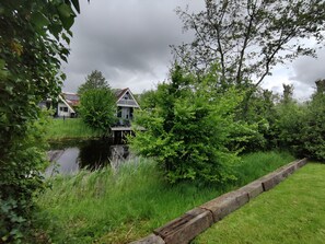 Property grounds - Paloma Chalet with Sauna - Relaxing Nature Escape by Lauwersmeer Park (Anjum)