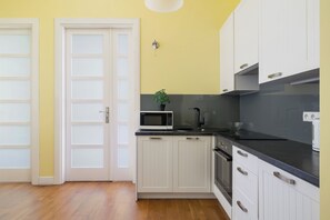 Leilighet, 2 soverom, balkong | Eget kjøkken | Mikrobølgeovn, oppvaskmaskin, kaffetrakter/tekoker og kjøkkenutstyr