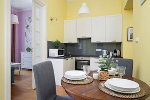 Leilighet, 2 soverom, balkong | Eget kjøkken | Mikrobølgeovn, oppvaskmaskin, kaffetrakter/tekoker og kjøkkenutstyr