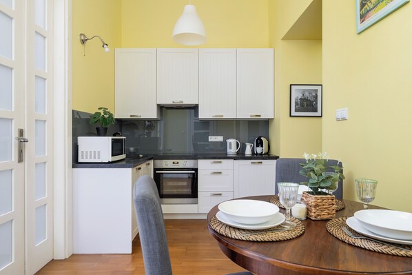 Appartement, 2 chambres, balcon | Cuisine privée | Micro-ondes, lave-vaisselle, cafetiÚre/bouilloire